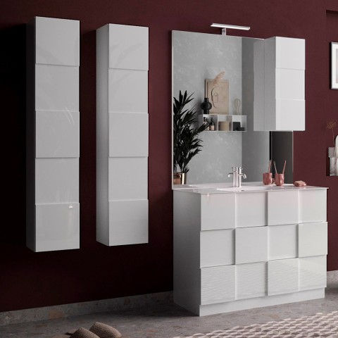 Kylpyhuoneen moderneilla suunnitteluelementeillä varustettu Raissa Dama -mallinen kiiltävänvalkoinen seinään kiinnitettävä 1-ovi