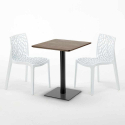 Neliönmuotoinen pöytä 60x60 cm, musta jalka, puinen pöytälevy ja 2 värikästä tuolia Gruvyer Kiss 