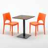 Neliönmuotoinen pöytä 60x60 cm, musta jalka, puinen pöytälevy ja 2 värikästä tuolia Paris Kiss Malli