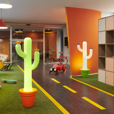 Lattiavalaisin kotiin ja julkisiin tiloihin design Cactus Slide